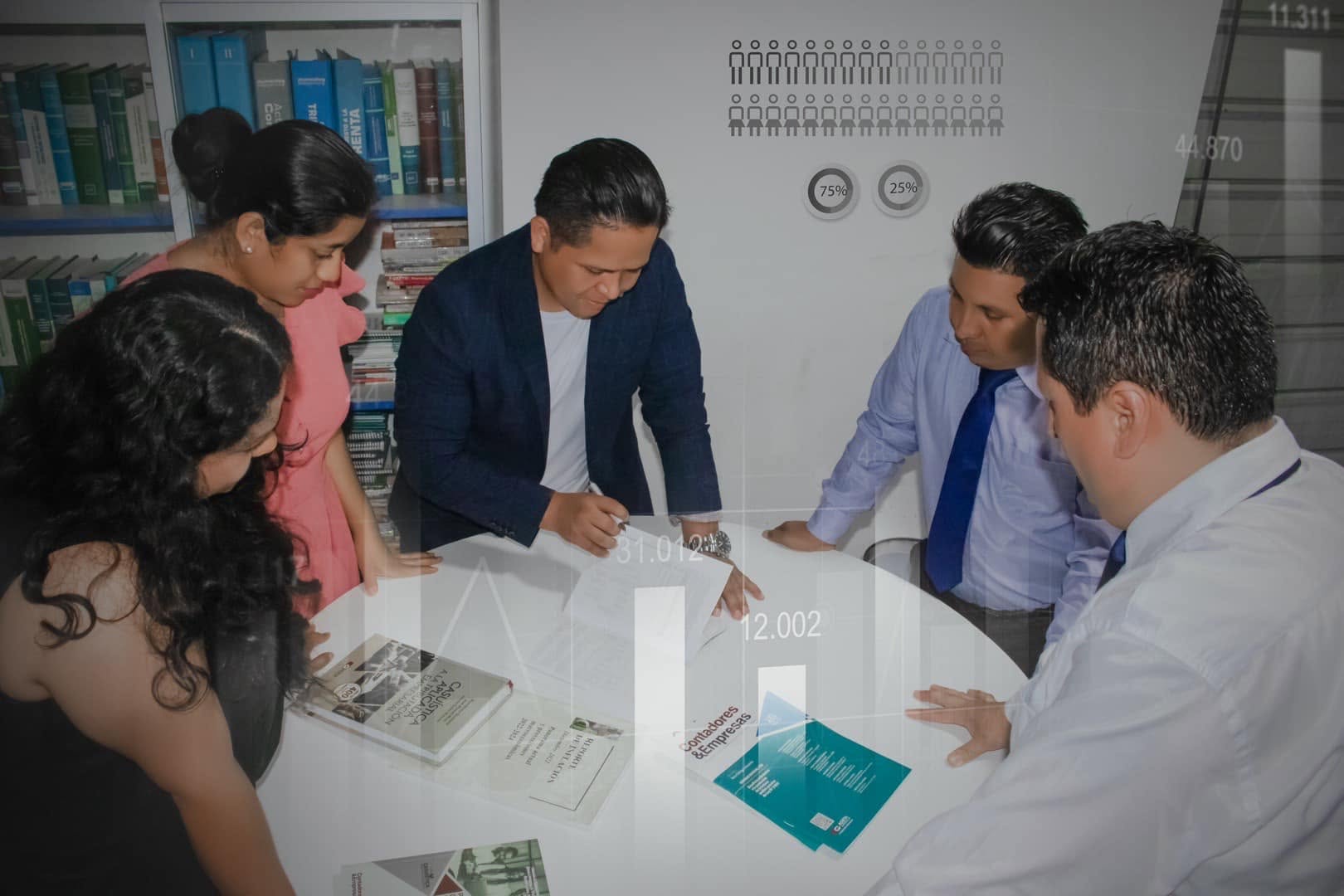 Roger Torres revisando documentos junto a un equipo